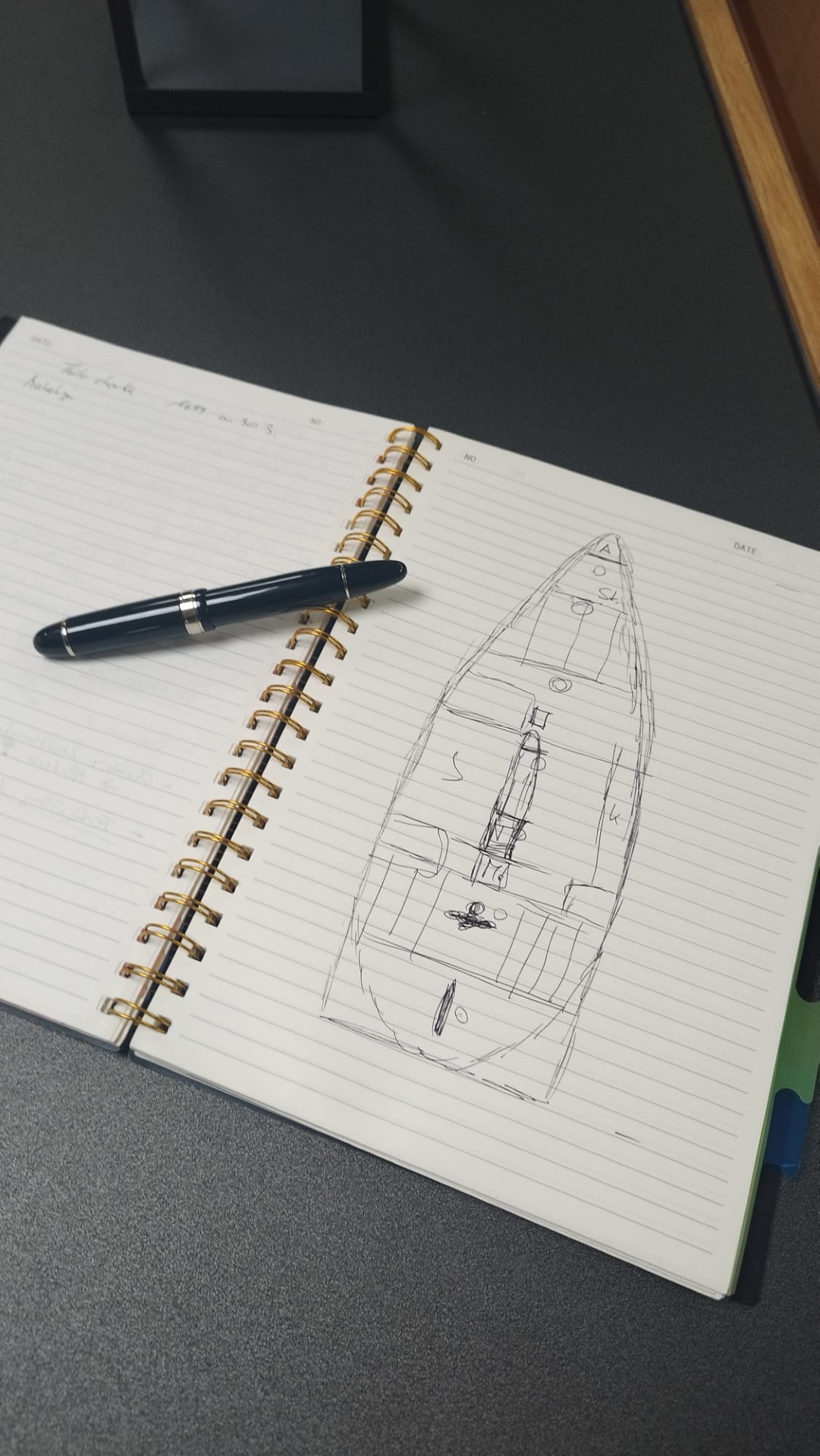 Boceto a mano del casco con la posición de los transductores