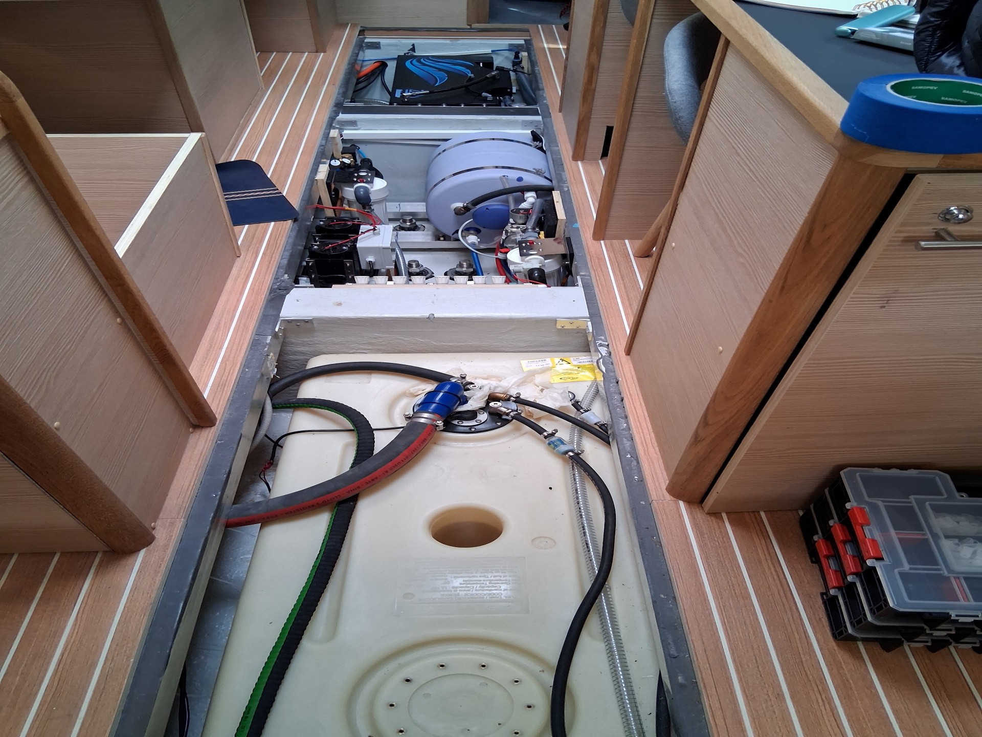 Vista general de la sentina con pasacables y cableado durante la instalación
