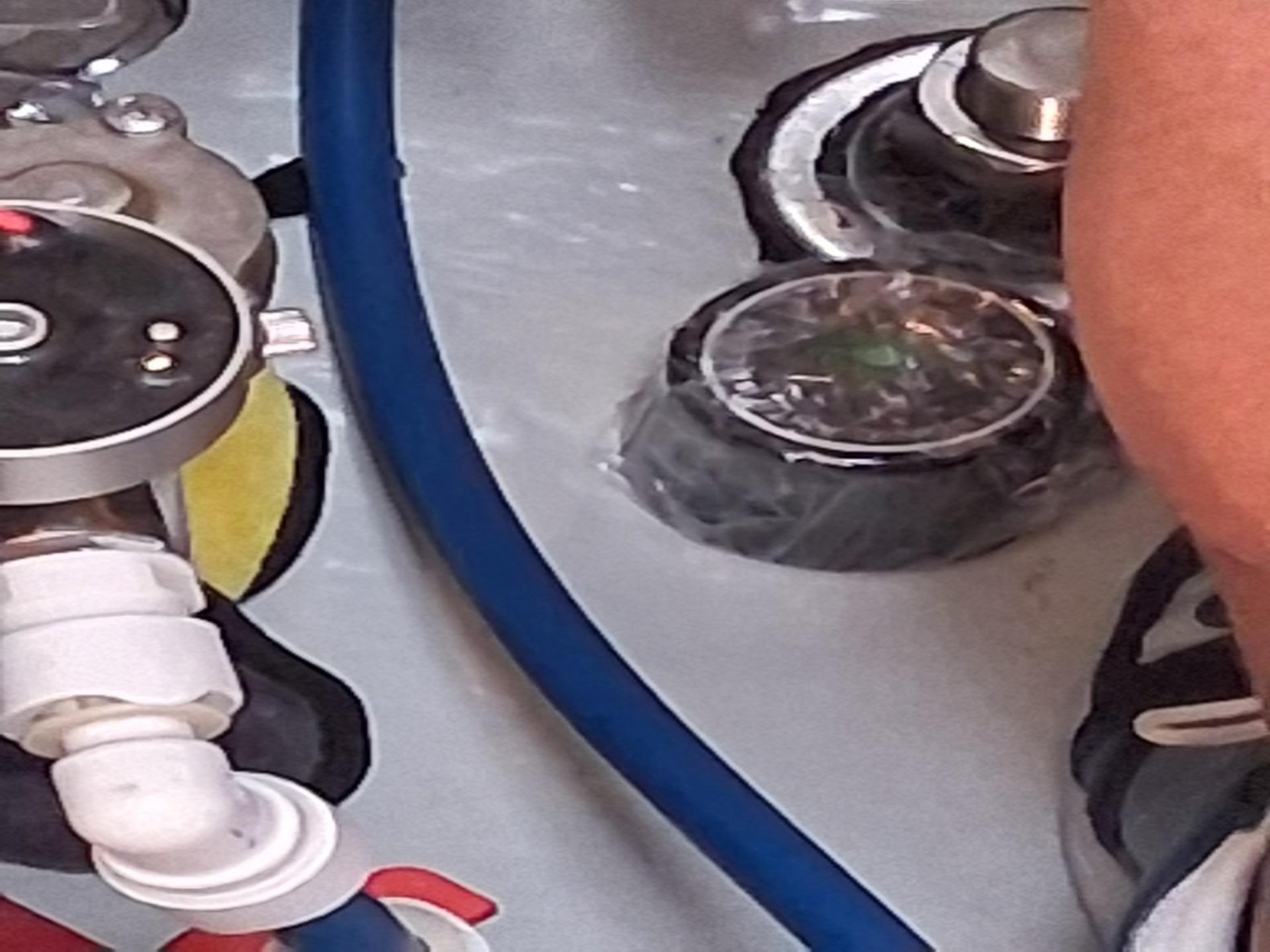 Primer plano de un transductor siendo pegado al interior del casco