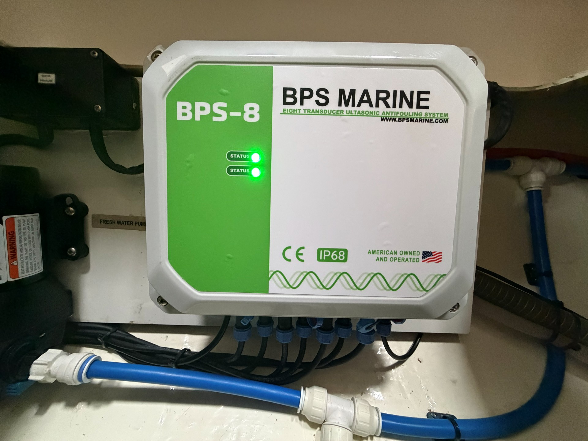 Unidad de control BPS-8 instalada con los LED de estado en verde encendidos