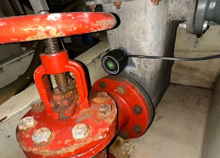 Transductor fijado cerca de una tubería y una válvula