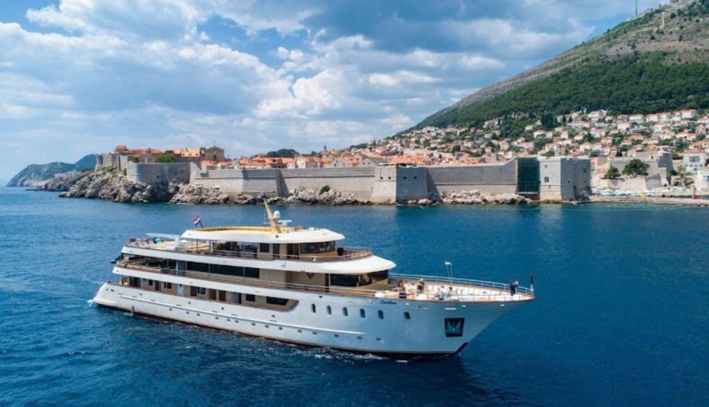 El MS Lastavica navega junto a la costa de Dubrovnik, Croacia