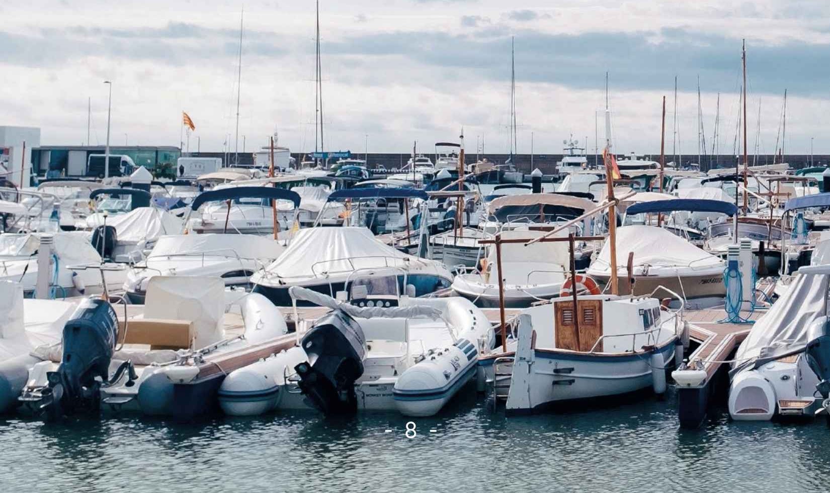 Puerto deportivo con distintos tipos de embarcaciones